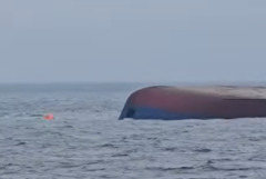 Търговски кораб е ударен от дрон в Черно море и потъва край румънския пристанищен град Констанца