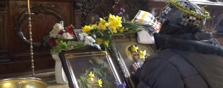 Хиляди добричлии отидоха до храмовете, за да си вземат върбова клонка (ВИДЕО)