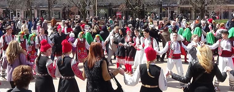Лазарки благословиха Добрич за здраве и берекет (ВИДЕО)