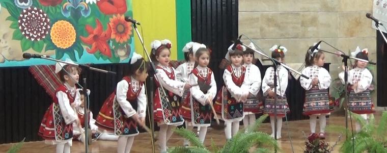 Песни и танци в Генерал Тошево на фестивала "Цветница"