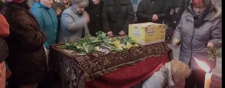 Стотици  добричлии минаха под Плащеницата на Разпети петък