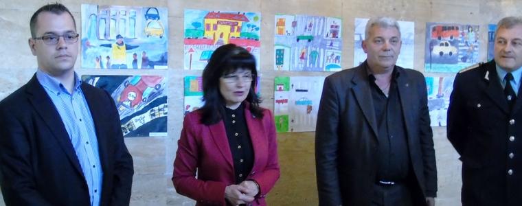Отличиха малки художници за рисунки по повод глобалната седмица по пътна безопасност 