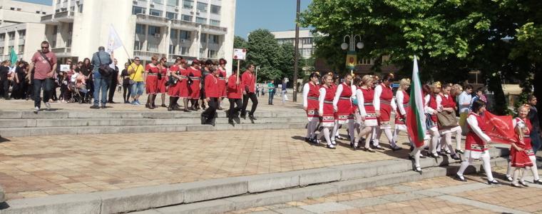 С дефиле на участниците стартира националния преглед на  клубовете за народни танци 