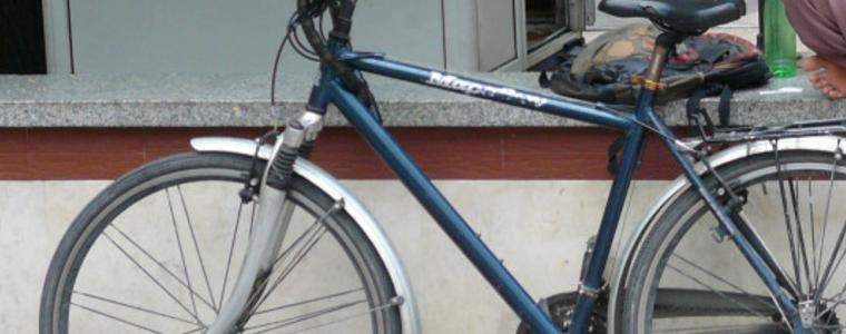 Крадат велосипед, заключен с верига до входната врата