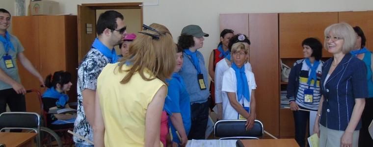 Младежи с интелектуални затруднения посетиха Областна администрация