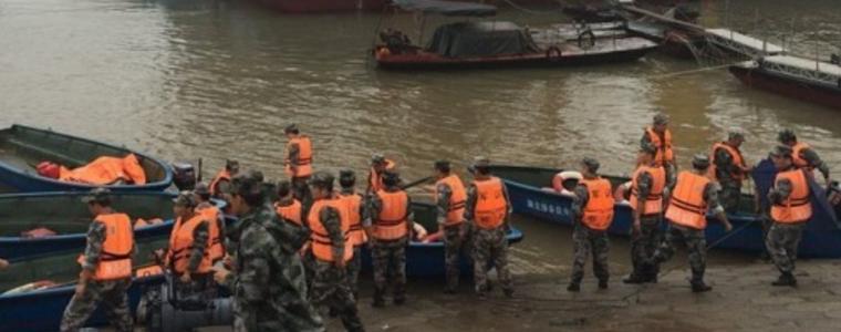 Стотици са изчезнали, а петима загинали след корабокрушението на кораб в Яндзъ