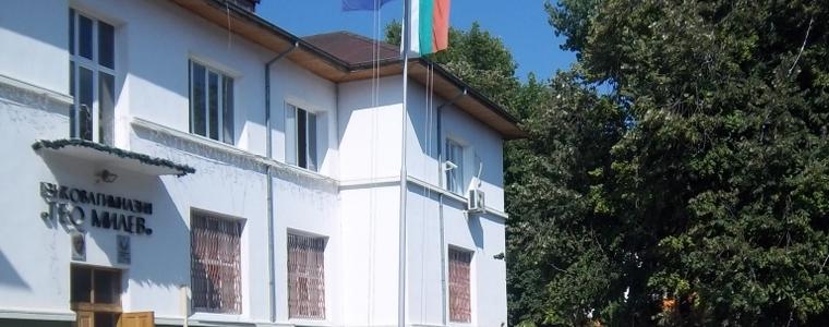 Ученици даряват храни на Център за временно настаняване