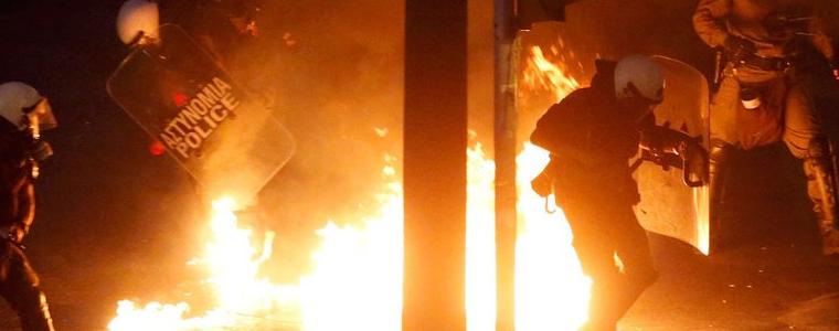 Атина гори! Кървави сблъсъци между протестиращи и полиция