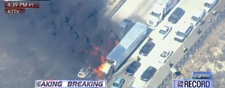 Горски пожар обхвана магистрала в Калифорния и изгори 20 коли (ВИДЕО)