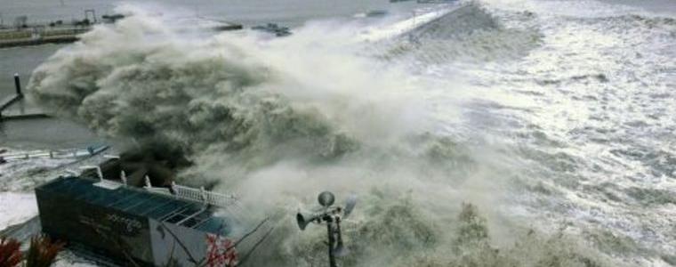 Хиляди японци се евакуират заради тайфуна „Нанка”