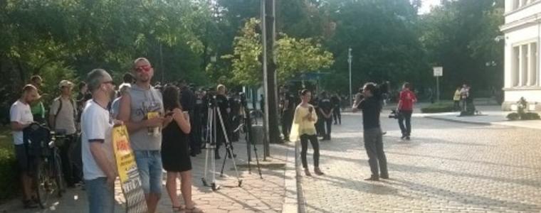 Протестъри на по кафе пред НС, а за депутатите – домати  