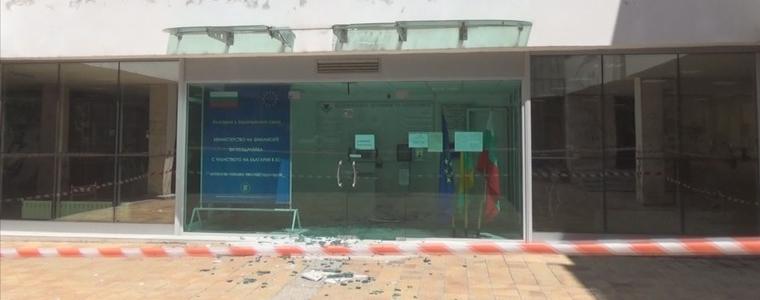 Заради откъртена плоча, във фронт-офиса на НАП се влиза от служебния вход (ВИДЕО)