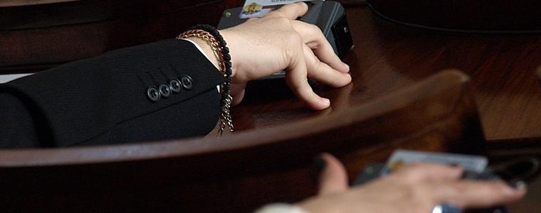 Заради проблеми с пултовете депутати от ГЕРБ не гласували за референдума
