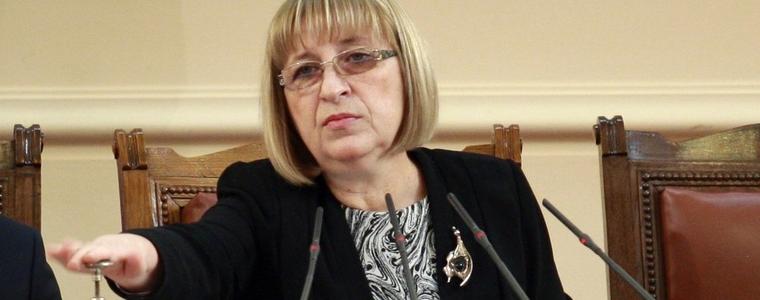Цачева харчила през пръсти за скъпи подаръци като шеф на 41-вото НС