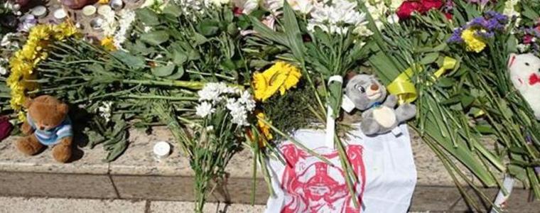 Опечалени граждани продължават да поставят цветя пред президенството
