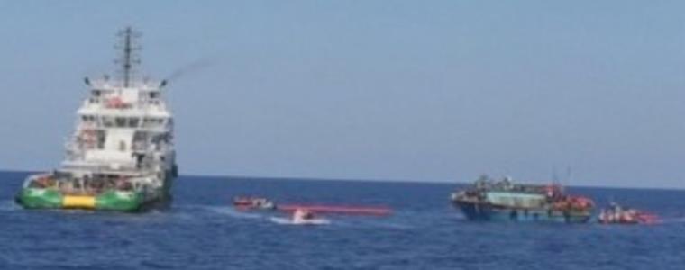 Спасиха кораб с над 600 мигранти в Средиземно море