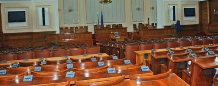 Депутатите се връщат на работа днес