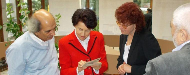 ИЗБОРИ 2015: Проф. Михаил Неделчев с подарък за Детелина Николова 