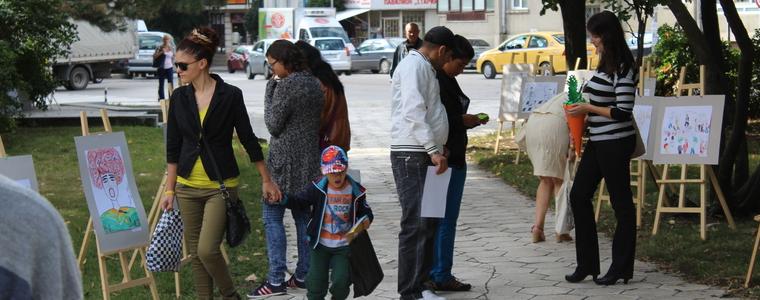 Изложба и късмети за новата учебна година пред Младежкия център (ВИДЕО)