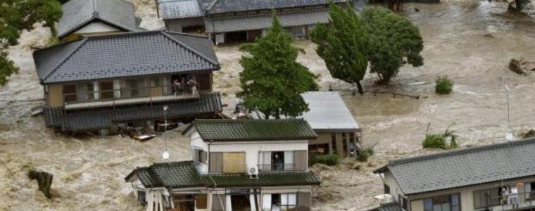 Огромни наводнения в Япония: двама изчезнаха, 100 000 са евакуирани
