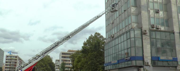 Пожарникари „спасиха” от огнената стихия пострадали в корпус 2 (високото тяло) ВИДЕО
