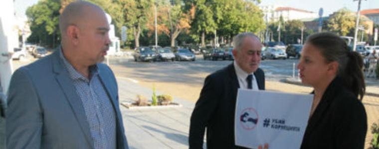 Рехав протест, домати и картички посрещнаха депутатите след лятото
