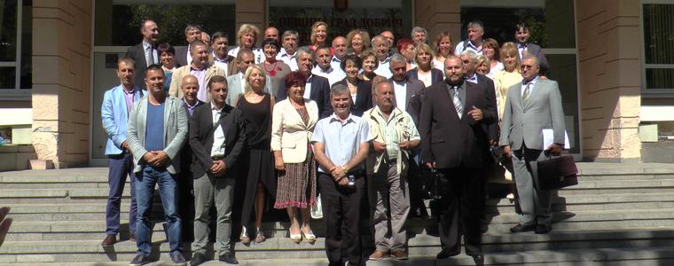 С обща снимка и плакети за спомен приключи последното работно заседание на Общински съвет Добрич (ВИДЕО)