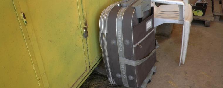 Забравен куфар, пълен с буркани, притесни търговците на пазара (ВИДЕО)