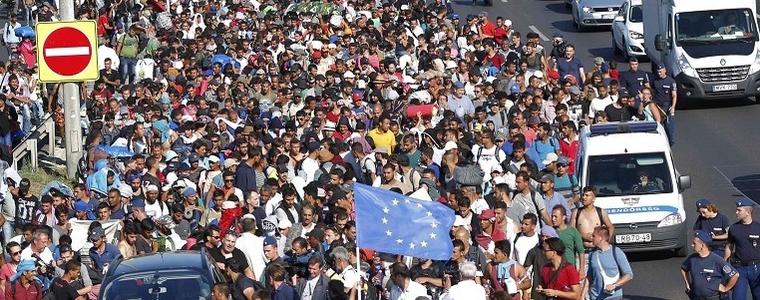 Задържаните в Унгария бежанци тръгнаха пеша към австрийската граница