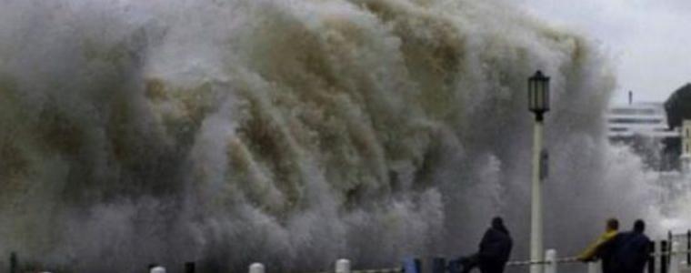 Тайфунът "Копу" връхлетя Филипините, вдигна 4 метра вълни