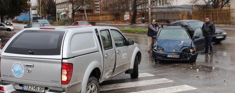 Две коли се сблъскаха на кръстовище, пострадали няма(ВИДЕО)