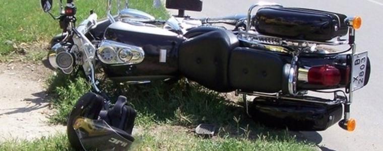 Мотоциклетист със счупена  ръка след катастрофа