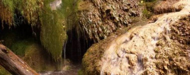 Продължава издирването на затрупаните туристи в Крушунските водопади
