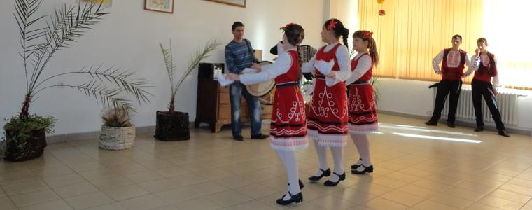 Танцьорите на „Добротица” зарадваха възрастни хора за Деня на християнското семейство