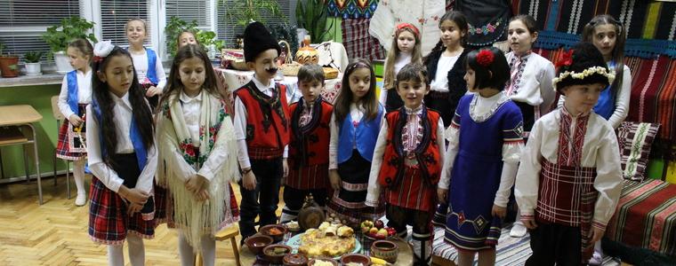 Деца  пресъздават Коледа с интерес и удоволствие в Хуманитарна гимназия (ВИДЕО)