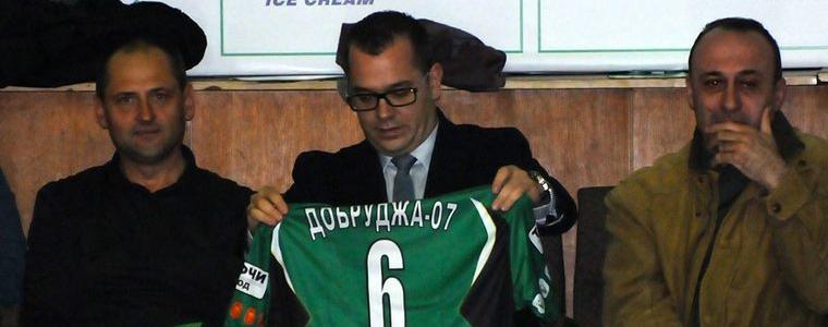 Фланелка с номера на Светослав Арнаудов получи кметът на Добрич