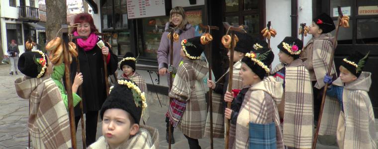 Коледарчета от ЦДГ 17 посетиха занаятчиите в Стария Добрич (ВИДЕО)