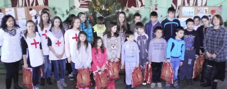 Коледни пакети за 200 деца в риск раздаде БЧК-Добрич