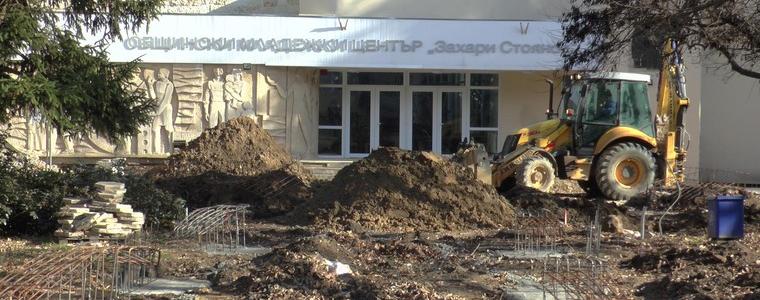 Откриват обновеният Младежки център в началото на януари, местят ОИЦ Добрич в  общината (ВИДЕО)