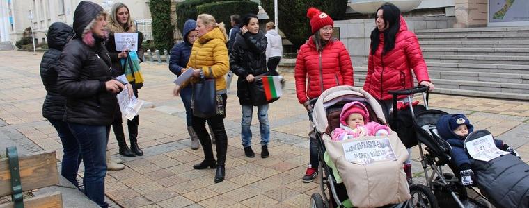 Работна група обсъжда вариант за безплатни ЦДГ и ясли в Добрич, каза кметът пред протестиращите майки (ВИДЕО)