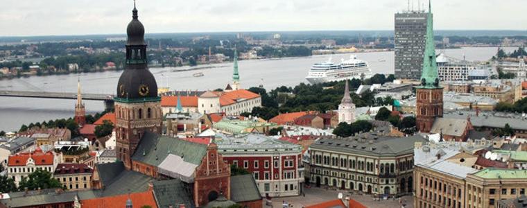 Увеличение на чиновническите заплати доведе до оставка на латвийското правителство