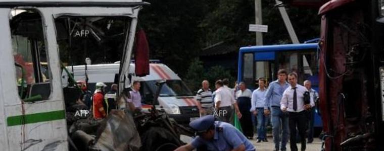 12 души загинаха при катастрофа между автобус с туристи и джип в Индия