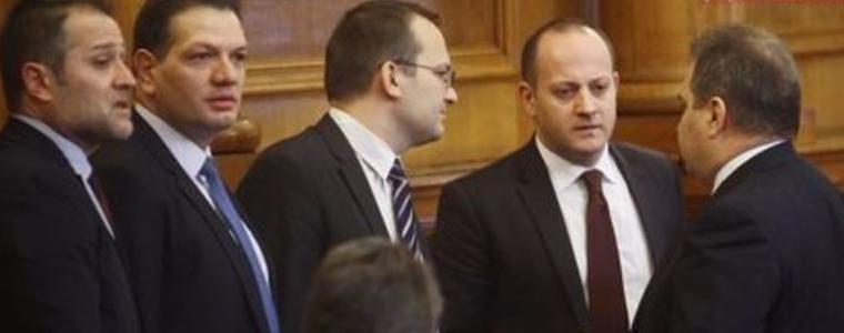 Ако се появи силна опозиция, тя ще е извън парламента