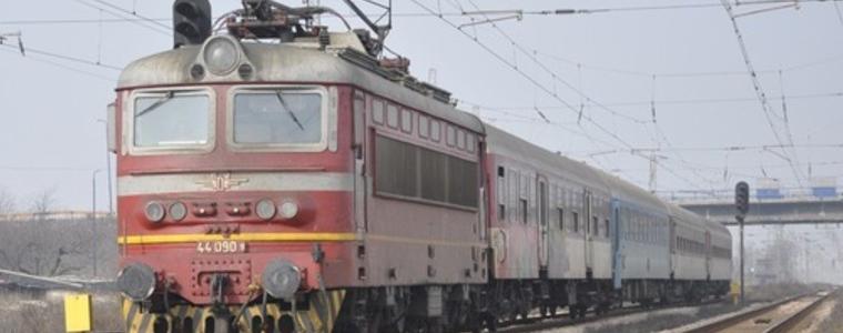 Движението на влаковете в осем железопътни участъка на страната е преустановено поради усложнената зимна обстановка