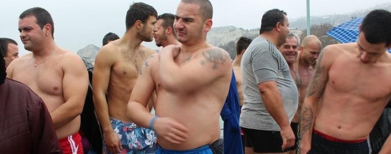 Момчето, което извади кръста в Балчик, дарява парите за лечение на  приятел