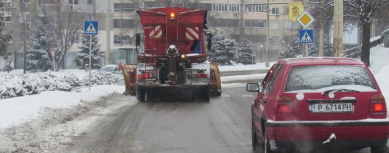 На места пътищата са заледени и заскрежени