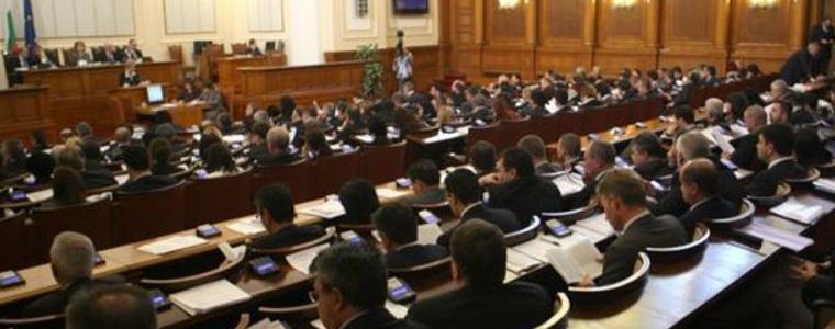 Парламентът откри новия политически сезон с разменени места в ДПС