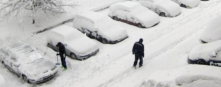 Снежната блокада продължава, властите зоват да не се пътува