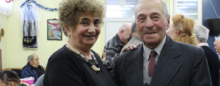 Трите пункта за раздаване на хранителни пакети са заредени (ВИДЕО)