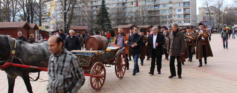 Червеното вино на П. Петров и бялото на М. Енев - победители на Трифон Зарезан (ВИДЕО)
